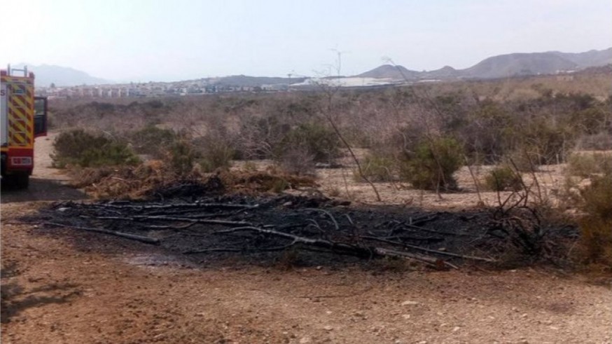 Extinguido un incendio junto al camping Los Delfines de Mazarrón