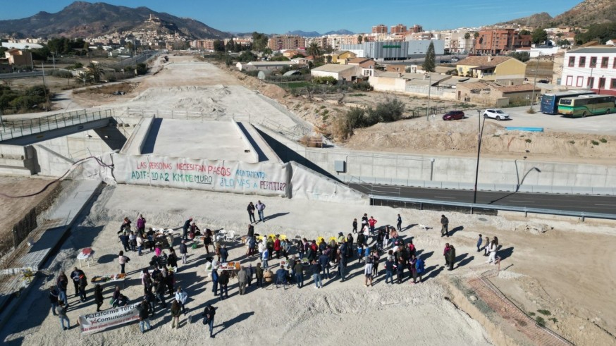 Quinta concentración de los vecinos de Tercia, Lorca, para que modifiquen las obras del AVE