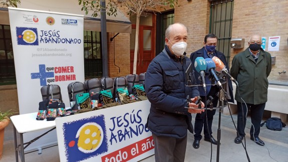 Jesús Abandonado ayuda diariamente a más de 40 personas que viven en la calle en Murcia