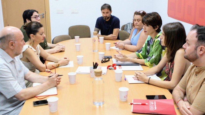 Sira Rego analiza con los sindicatos el futuro laboral de los jóvenes de la Región