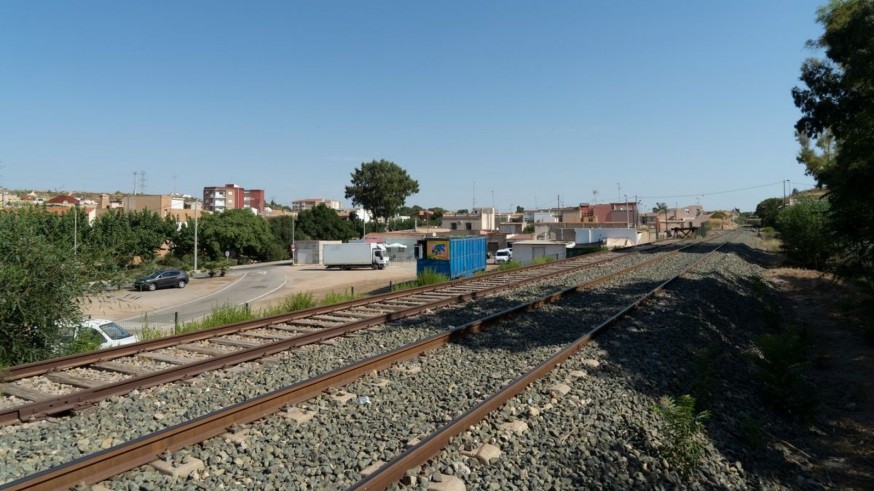 Vecinos de Alumbres piden que se construya la variante que impida atravesar el pueblo a los trenes de mercancías 