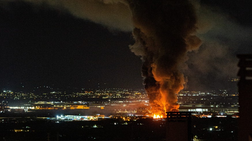 Bomberos trabajan en la extinción de un incendio declarado a medianoche en una nave industrial de Molina