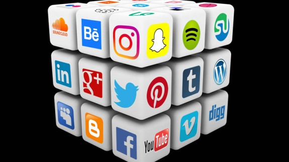 Cubo Rubik con logos de redes sociales