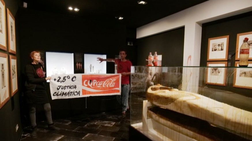 Lanzan "sangre y petróleo" a una vitrina del Museo Egipcio de Barcelona 
