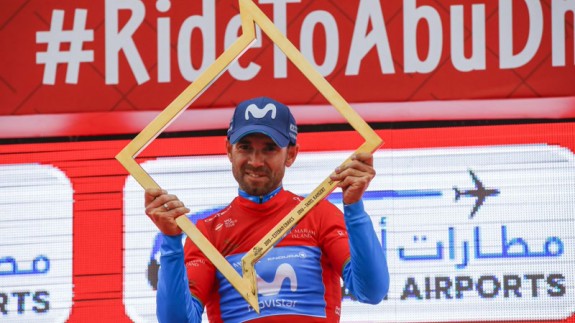 Valverde exhibe el trofeo de campeón en Abu Dhabi (foto: Movistar Team)