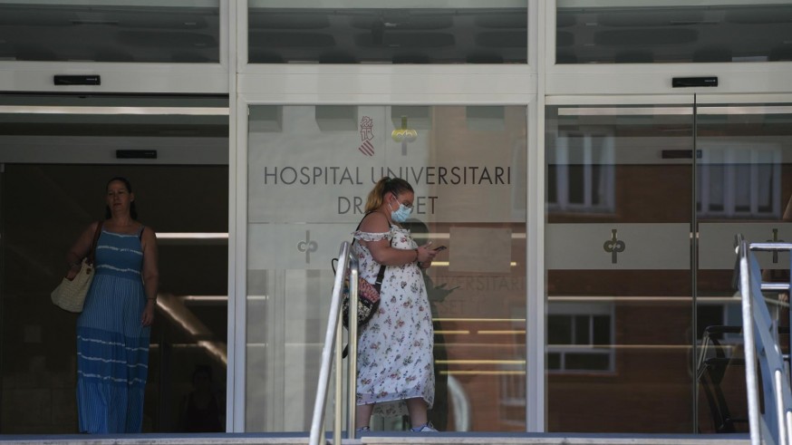 La Comunidad Valenciana implanta el uso obligatorio de mascarilla en centros sanitarios ante el repunte de gripe