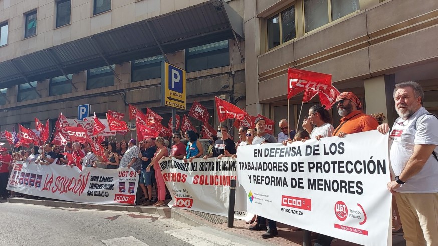 Protesta de los sindicatos ante CROEM para denunciar que el 70% de los convenios colectivos están desactualizados