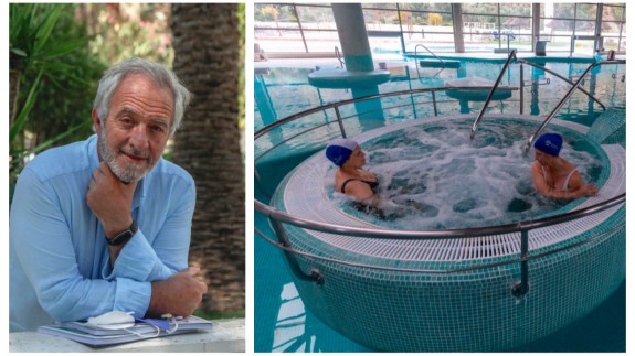 El doctor Luis Ovejero junto a una imagen de una de las piscinas termales de Archena