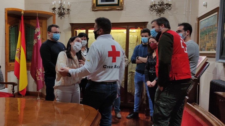 TURNO DE NOCHE. Voluntarios yeclanos frente al volcán: "tardé más en rellenar la inscripción que pensar en ir a la Palma"