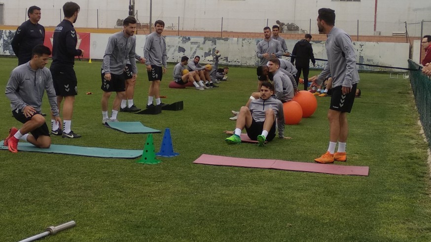 El Real Murcia entrena en Cobatillas preparando el partido contra el Jumilla