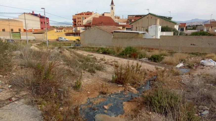 Vecinos de Los Ramos denuncian la presencia de un riachuelo de agua sucia y de olor "nauseabundo"