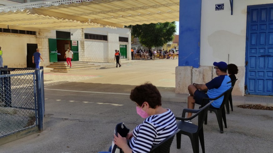 Varias personas esperan el resultado del test de antígenos. FOTO: Patricia Jiménez, ORM