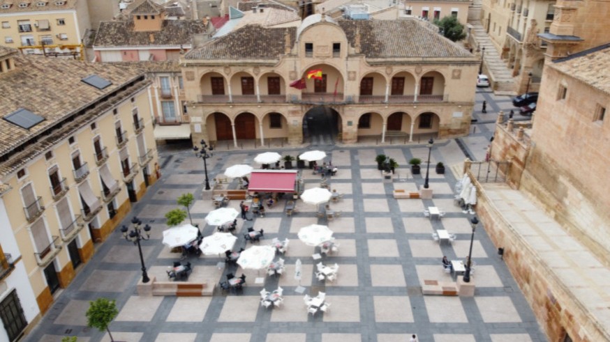 Terrazas en la plaza de España de Lorca. Foto de archivo
