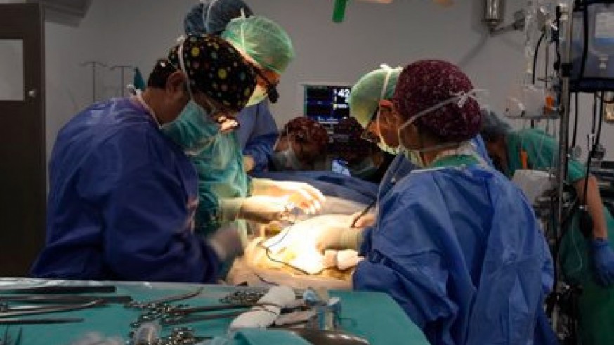 Imagen de un quirófano donde se realiza un trasplante