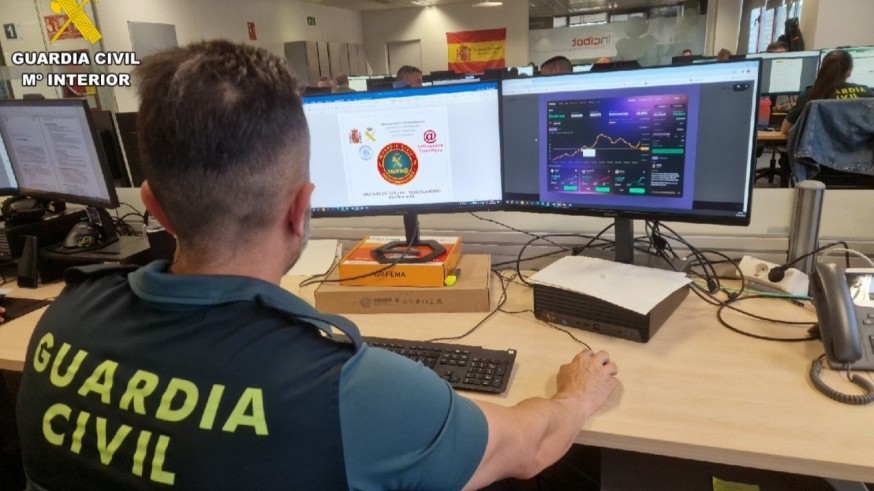 Desmantelada una red de ciberestafadores tras un registro en Cartagena