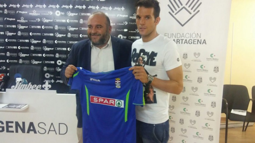 Pau Torres posa junto a Manuel Sánchez Breis con la camiseta del Cartagena (foto: ORM)
