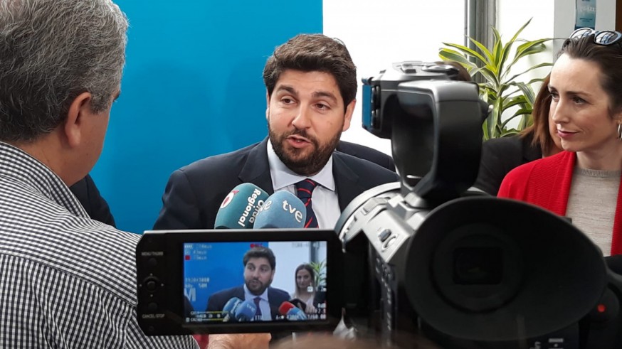 López Miras atiende a los periodistas en su visita al CEEIM