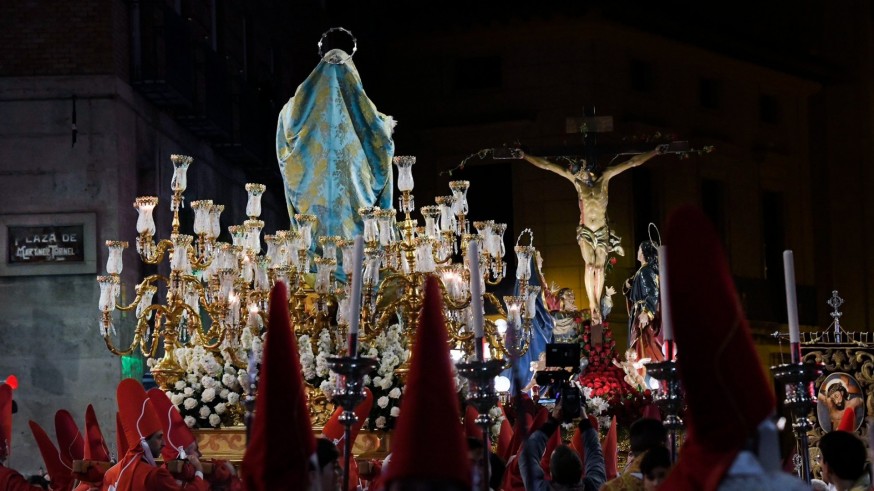Histórico Miércoles Santo 'colorao' y 'magenta' en Murcia