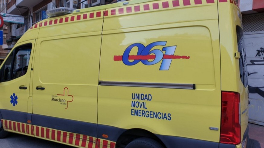 Atienden a una mujer herida al explotar la ventana de una vivienda en Murcia