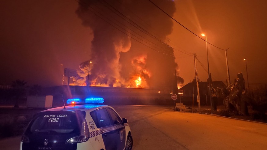 El fuego devora un semillero en Totana
