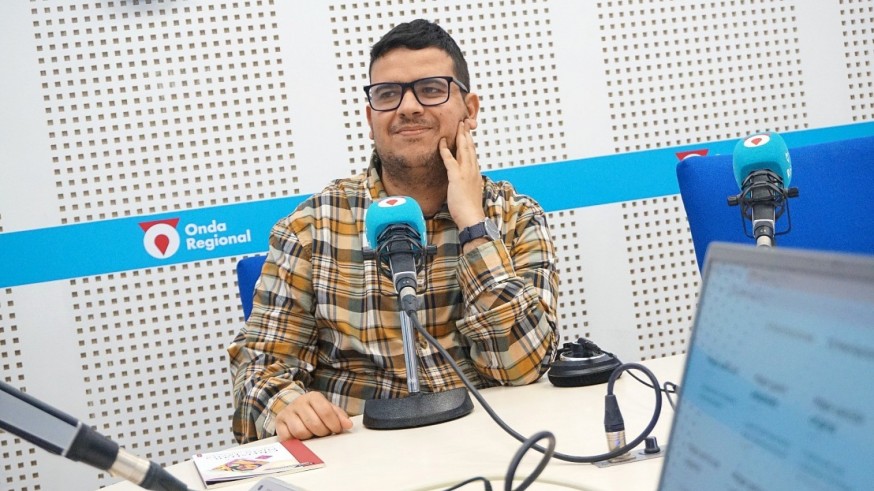 Con Christian Nieto Tavira hablamos de periodismo, IA y su poemario 'Galería de intimidades'