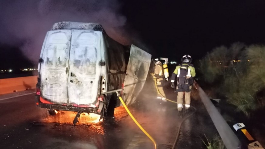 Tres heridos leves tras colisionar los vehículos en los que viajaban con varias vacas en la autovía Lorca-Águilas