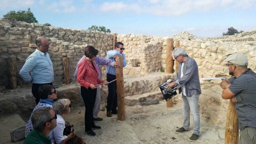 El catedrático Vicente Lull en unas excavaciones