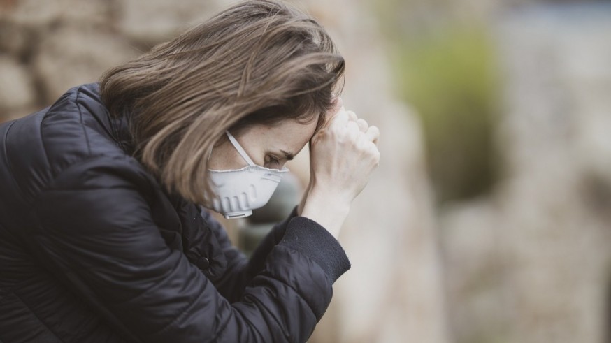 Imagen de mujer con mascarilla