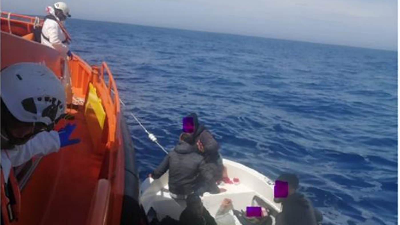Rescatan a 8 hombres y una mujer que trataban de llegar a la costa murciana en patera