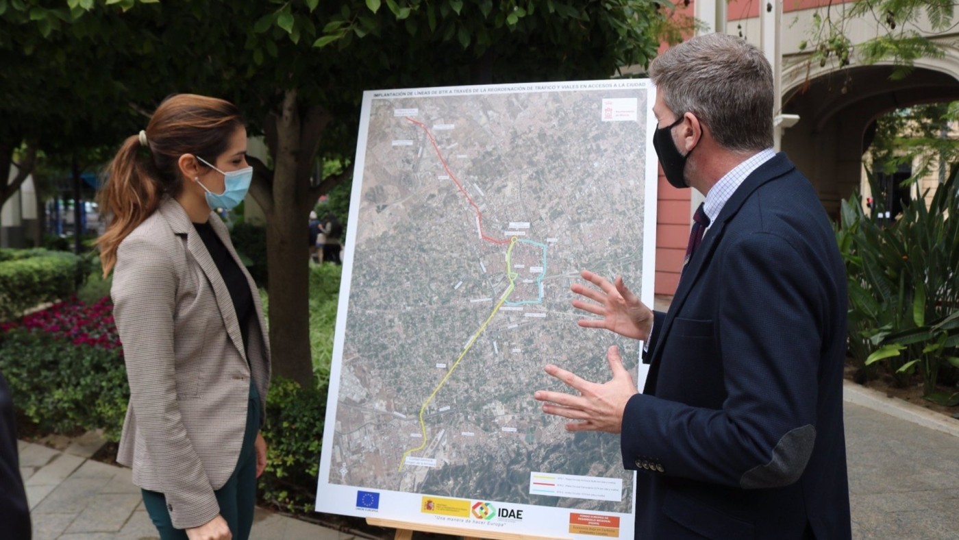 Murcia recibe 17 millones de euros de los fondos Feder para poner en marcha el Bus de Tránsito Rápido