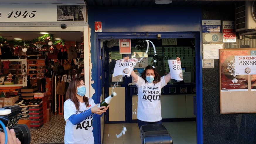 Las responsables de la administración premiada en Murcia muestran el número