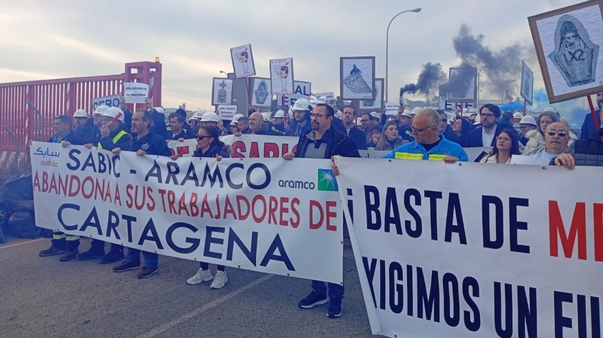 Los trabajadores de Sabic protestan en La Aljorra ante el vicepresidente europeo por el cierre de la planta Lexan 1
