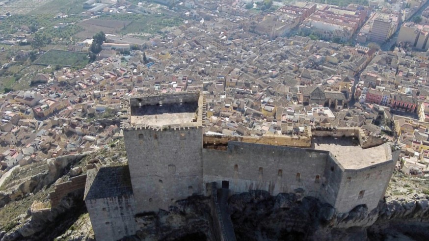 Mula 'acaricia' la propiedad completa del Castillo de Los Vélez