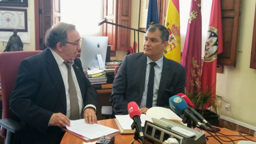 Correa junto al rector Orihuela