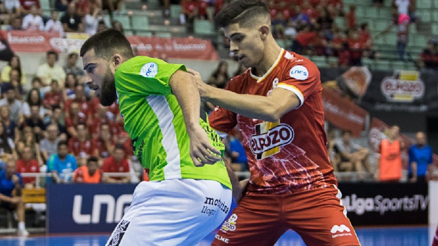 Darío pelea por el balón en el partido ElPozo-Palma. Foto: Pascu Méndez