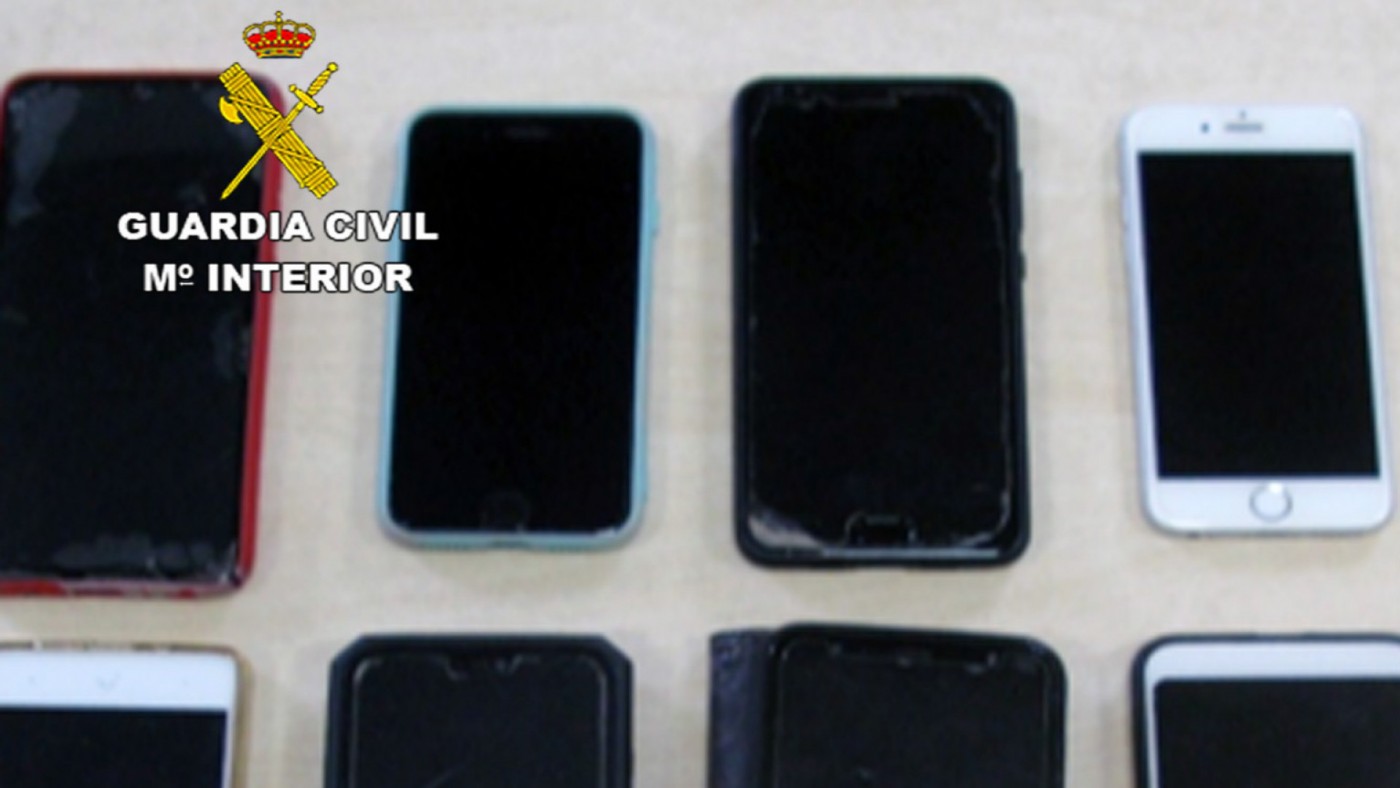 Teléfonos móviles recuperados en la operación 'Abrahurt'. GUARDIA CIVIL