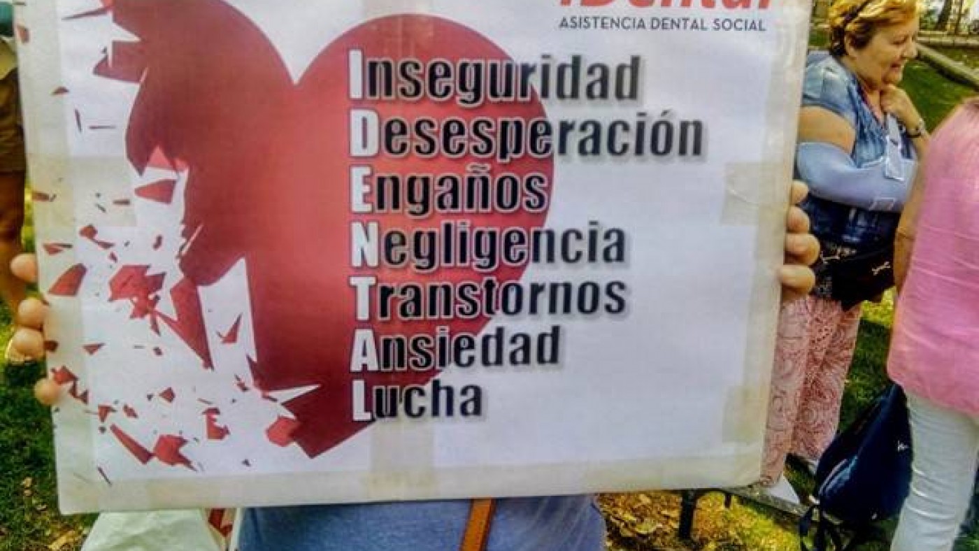 cartel en una protesta de afectados por Idental
