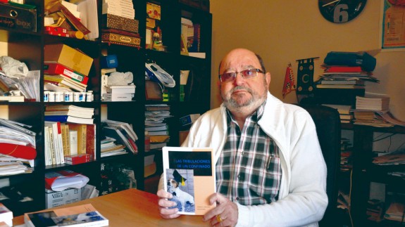 Gregorio Piñero con su libro 'Las tribulaciones de un confinado'