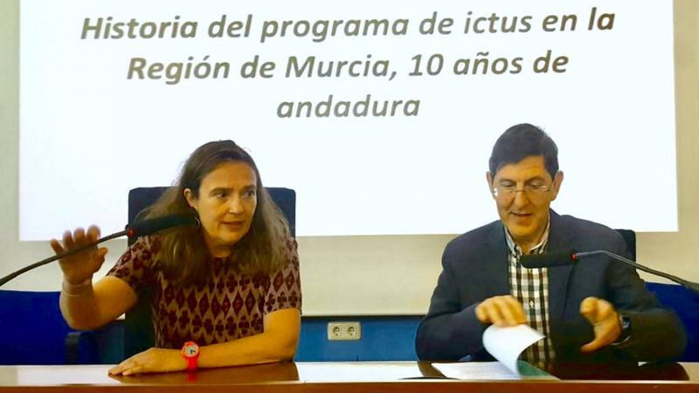 La neuróloga Ana Morales (i.) y el consejero de Salud Manuel Villegas (d.). Foto CARM