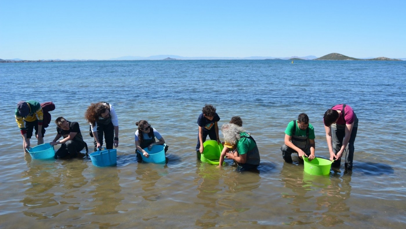Voluntarios de ANSE trabajan en uno de los proyectos de la asociación. Fuente: ANSE
