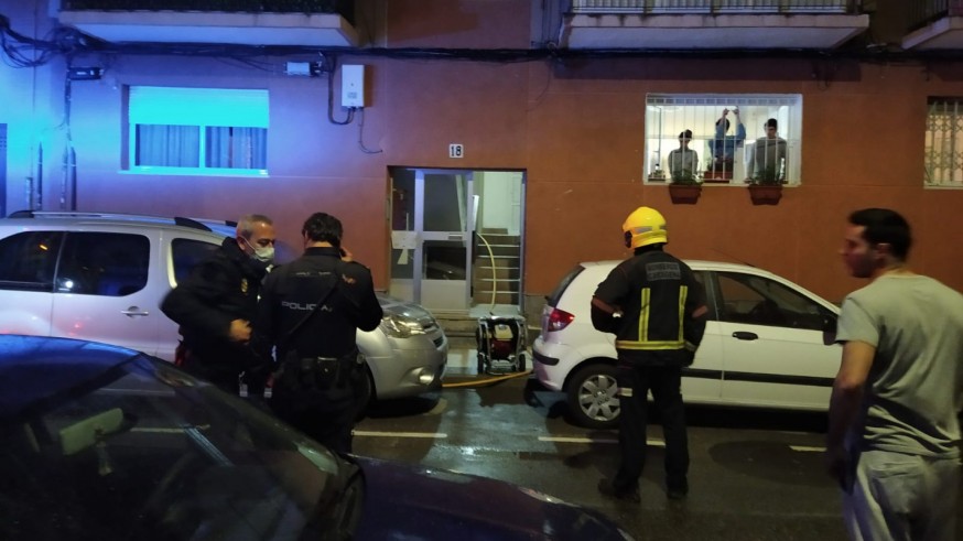 Efectivos de bomberos en el edificio afectado