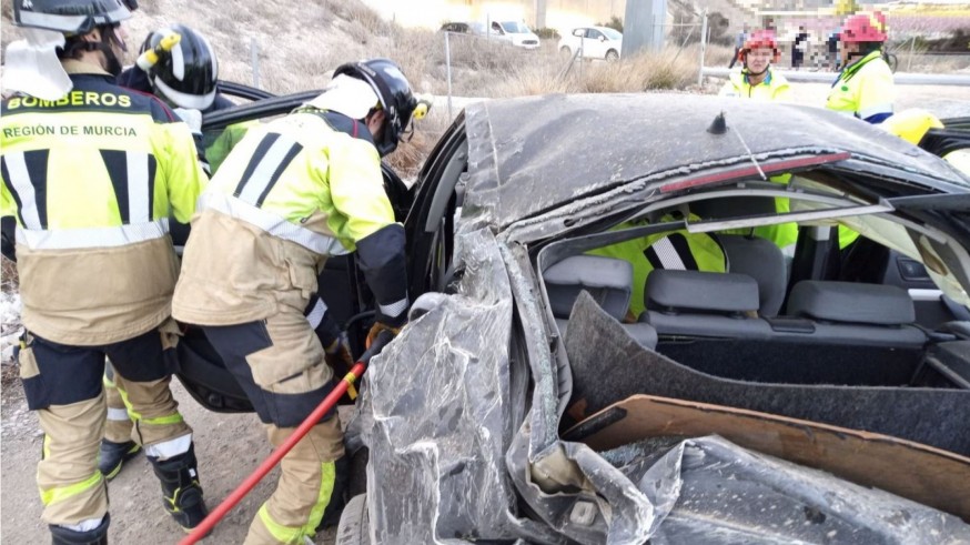 Herido un joven de 32 años al quedar atrapado en su coche en un accidente en Blanca