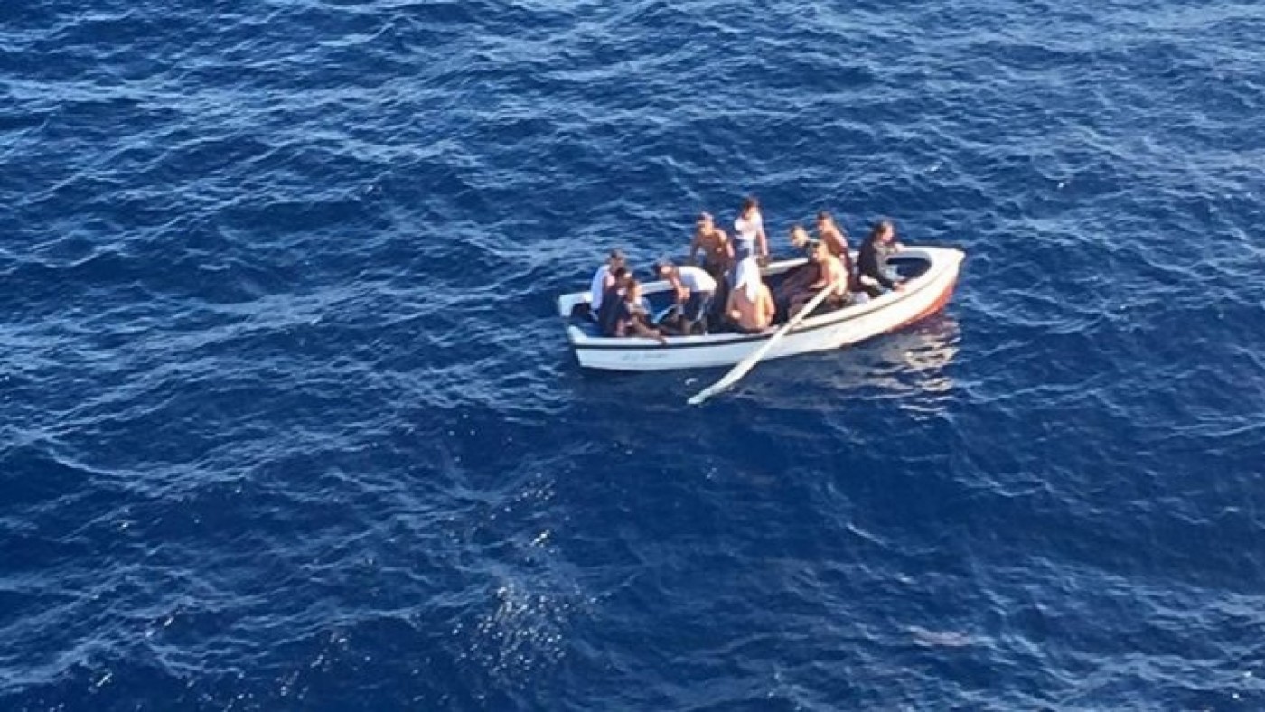 Desaparecidos 12 migrantes tras saltar al agua cerca de la isla de Cabrera
