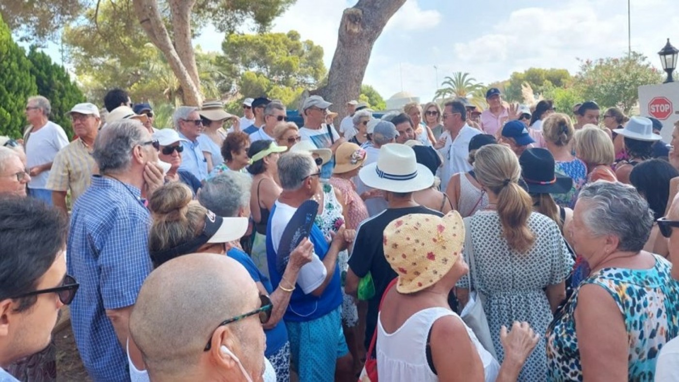 Vecinos de Campoamor protestan por el mal estado de las playas