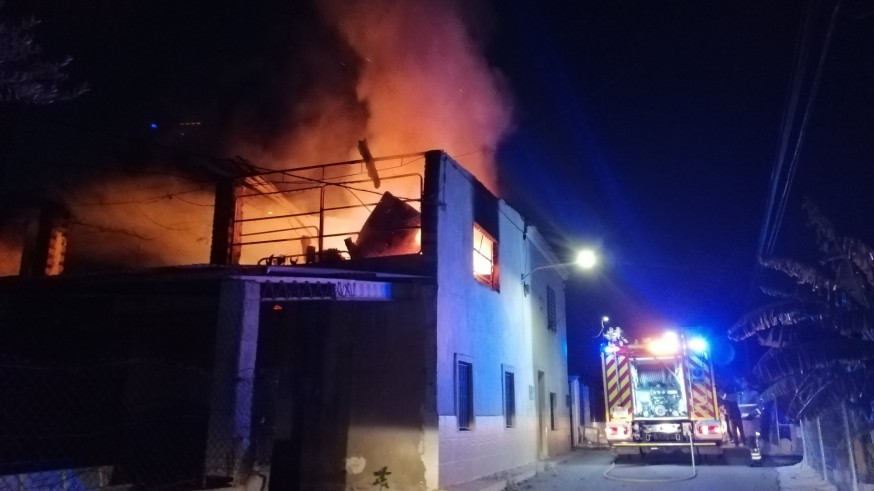 Una mujer atendida por crisis nerviosa tras el incendio de su vivienda en Las Torres de Cotillas