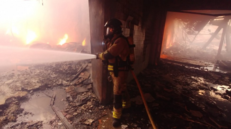 Controlado el fuego del almacén del polígono 'La Polvorista', en Molina