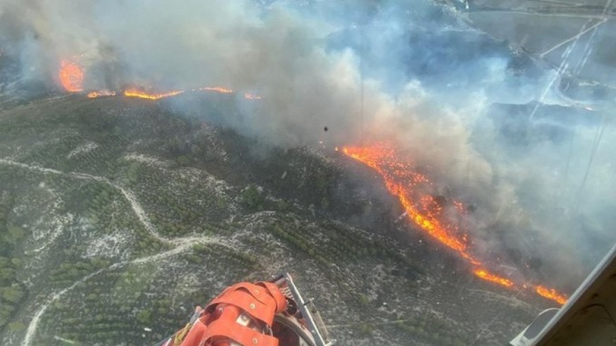 Un incendio de matorral y pino declarado en Hellín amenaza con pasar al término de Moratalla