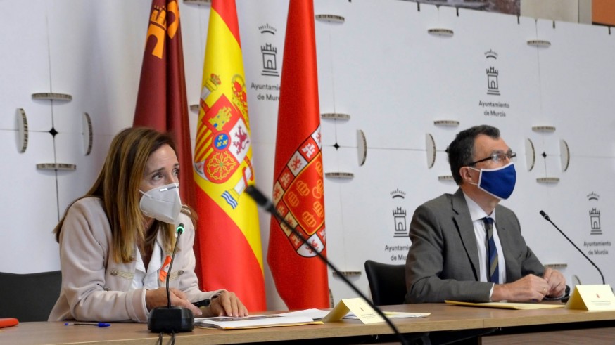 Belén López, concejala de educación y el alcalde José Ballesta explicando el proyecto a los directores de centros
