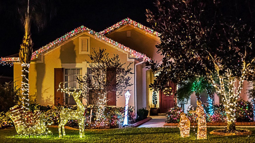 Casa con iluminación navideña