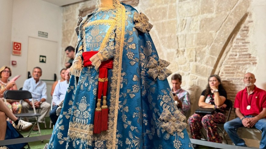 Nuevo manto de la Virgen de la Fuensanta en seda azul y bordado en plata